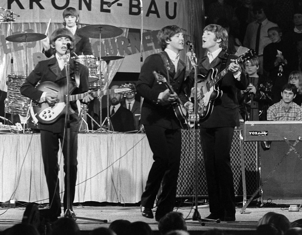 Die Beatles, (l-r) George Harrison, Paul McCartney, John Lennon und im Hintergrund am Schlagzeug Ringo Starr, treten im Circus Krone-Bau auf (1966).