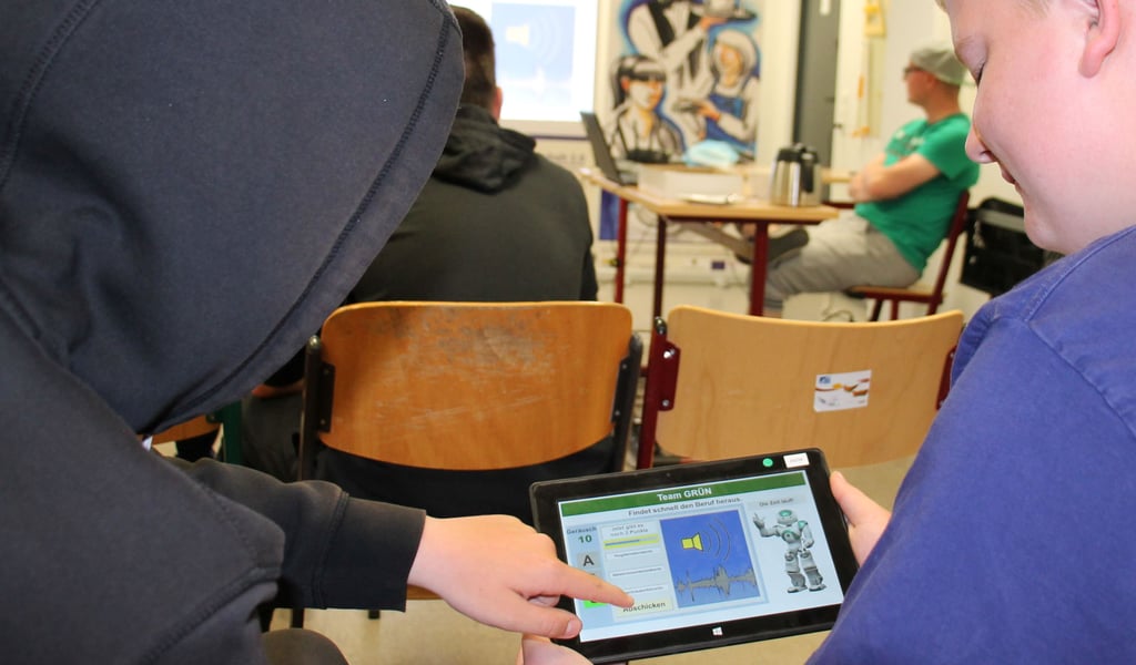 Per Tablet mussten Geräusche oder Fotos bestimmter Berufe den Bezeichnungen zugeordnet werden.