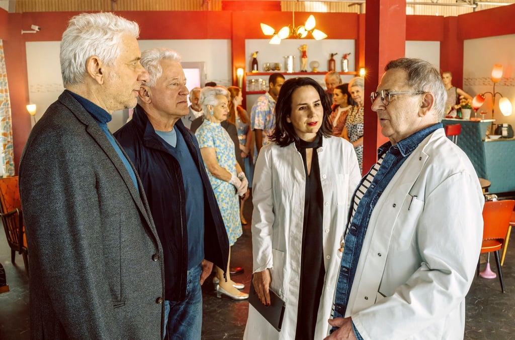 Franz Leitmayr (Udo Wachtveitl, l-r), Ivo Batic (Miroslav Nemec), Laura Lechner (Anna Grisebach) und Prof. Ralph Vonderheiden (Andre Jung) in einer Szene des neuen München „Tatorts“.