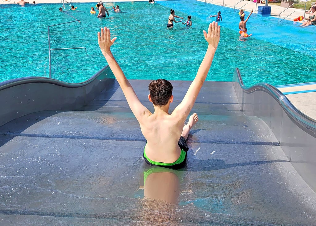 Tom Reichert genießt das Rutschen im Freibad Alsleben.