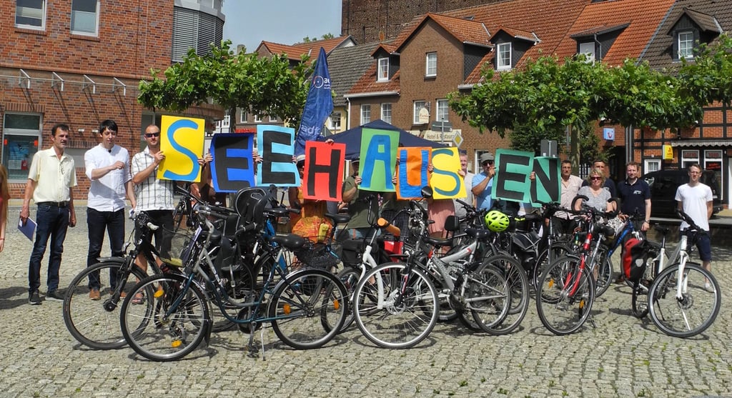 Gruppenfoto mit Botschaft: Seehausen fährt Fahrrad, vielleicht künftig ja noch ein bisschen mehr.