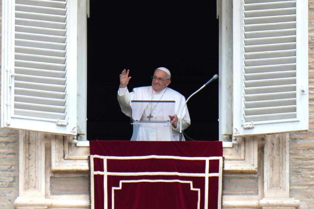 Papst Franziskus winkt während des Angelus-Mittagsgebets aus dem Fenster seines Arbeitszimmers mit Blick auf den Petersplatz. Ein Autofahrer hat am Vatikan eine Polizeiabsperrung durchbrochen und für einen kurzen Terroralarm in dem Kirchenstaat gesorgt.