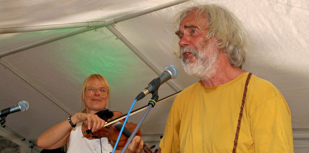 Gernot Ecke und Susanne Wolf spielen hier beim Gottesgnadener Musikfestival. Sie begannen das Festvial mit dem LIed vom Saalestrand. Das gehört immer zum Festival dazu und ist ein guter Einstieg für das Publikum die eigene Stimme beim Mitsingen zu testen.