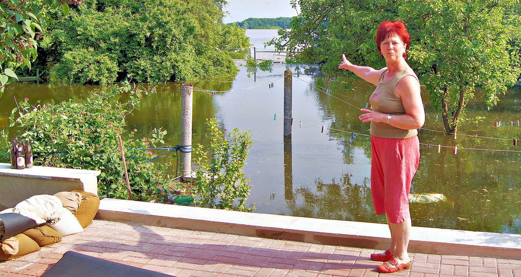 Das Foto stammt aus dem Jahr 2013, damals drängte das Wasser vom 7. bis zum 12. Juni gegen das Haus der Fleißners im Farsleber Wiesengrund. Das möchten Angelika und Bert Fleißner nicht noch einmal erleben. Doch der geplante Deichbau um den Handwerkerring vertreibt ihre Sorge nicht.