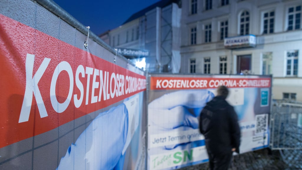 Eingang zu einer Corona-Teststation: Vielerorts haben Betrüger das System genutzt und illegal viel Geld vom Staat kassiert.