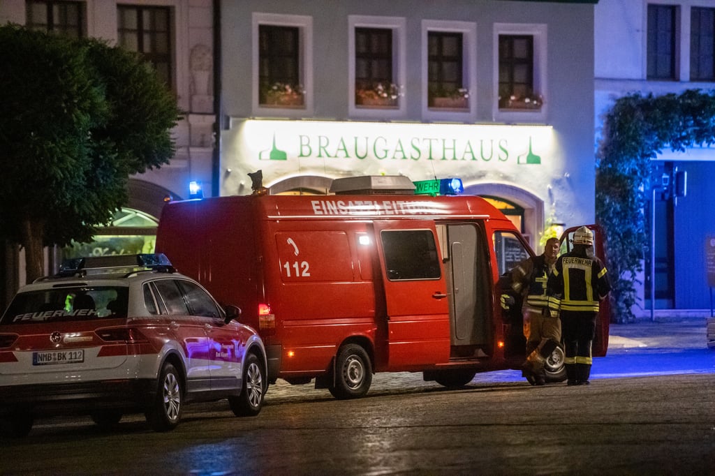 Am späten Freitagabend rückte die Feuerwehr zum Braugasthaus am Naumburger Markt aus. Betroffen war die Brauanlage des Hauses, das erst kürzlich eröffnet worden war.