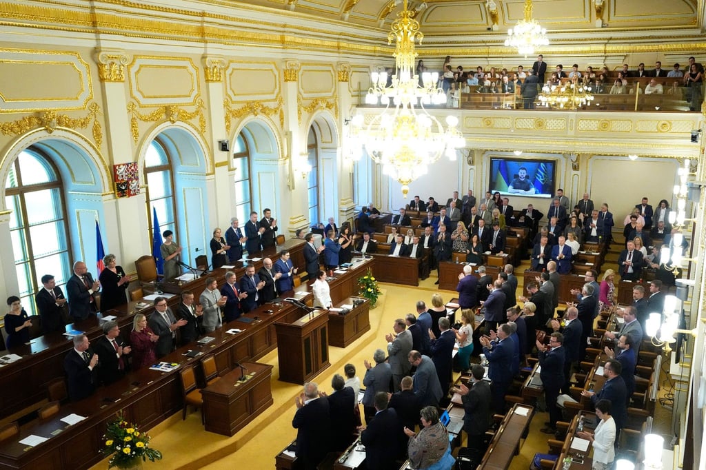Das tschechische Parlament nach einer Rede des ukranischen Präsidenten Wolodymyr Selenskyj (monitor,r).