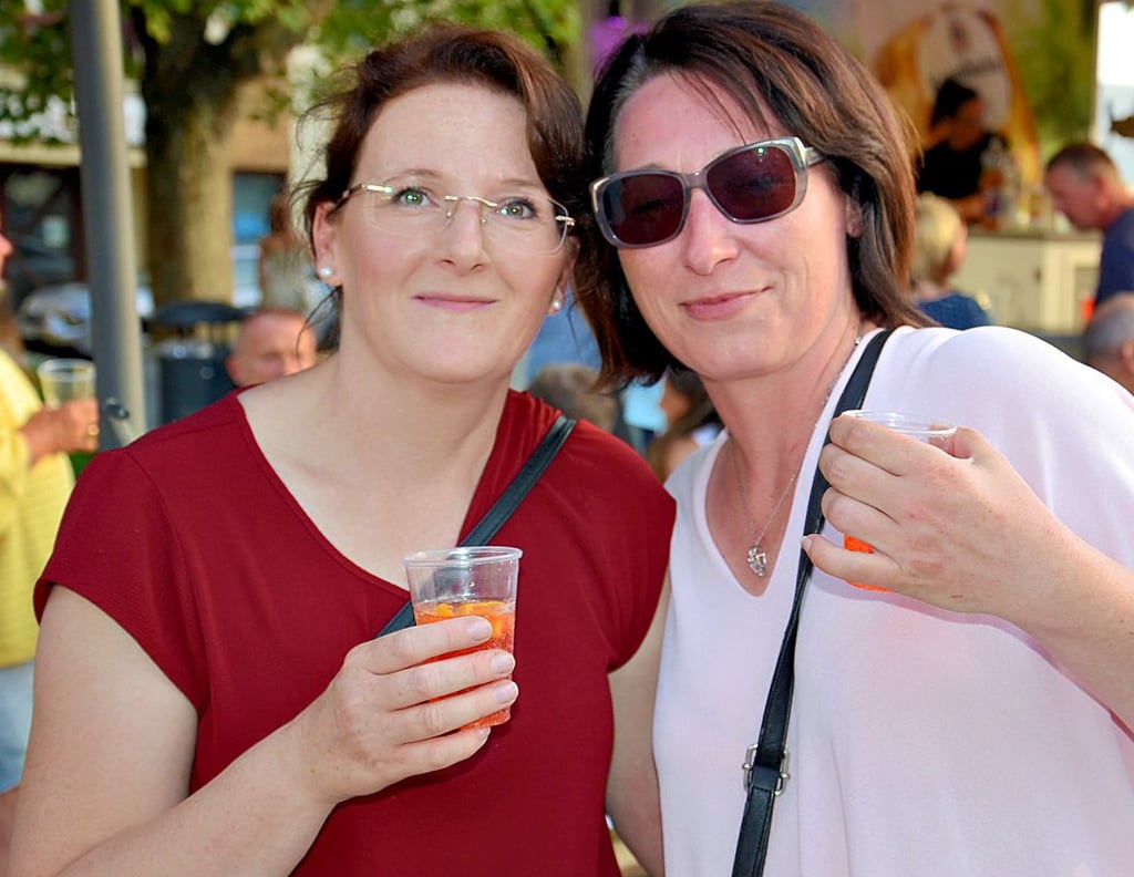 Nur mit kühlen Getränken lassen sich über 30 Grad auch abends noch aushalten, meinen Sandra Schulze und Corinna Trautewig beim Salzlandfest in Staßfurt.