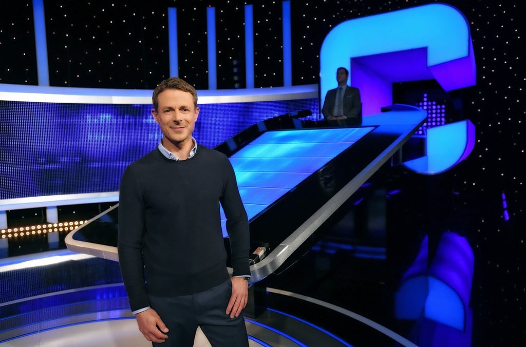 Der Moderator Alexander Bommes steht in der Studiokulisse von „Gefragt - Gejagt“: Die Quizshow lief erstmals 2012 im NDR und seit 2015 im ARD-Vorabendprogramm.