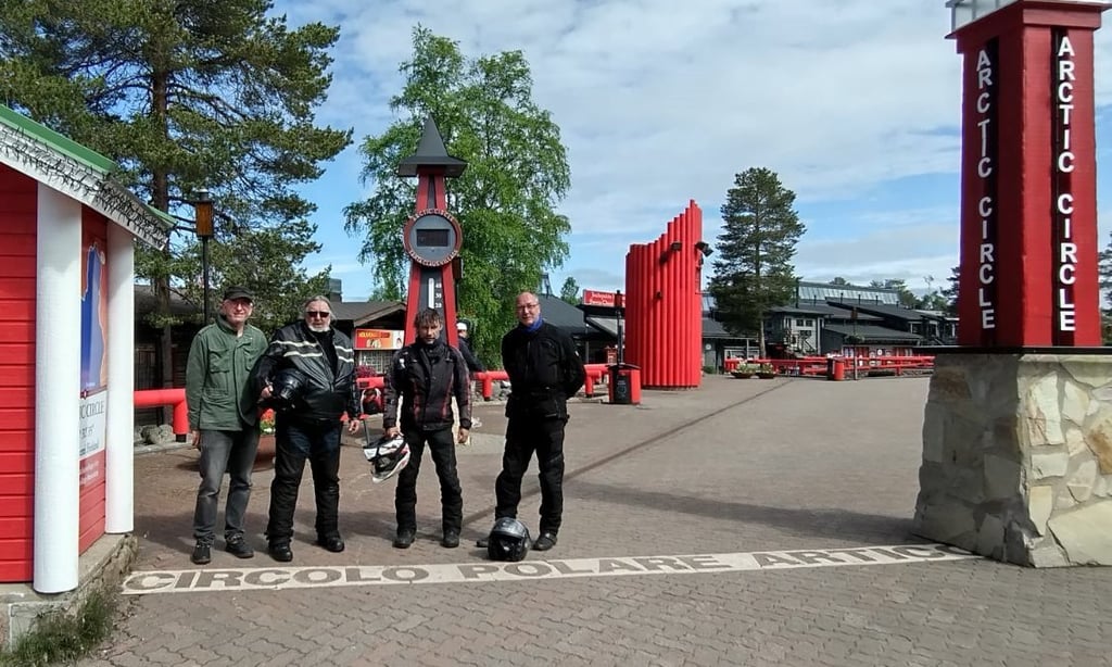 Am Freitag (17. Juni 2022) überschritten die Abenteurer auf ihrer Tour zum Nordkap den nördlichen Polarkreis in Finnland (von links): Matthias Pawel aus Magdeburg, Jens Breitmeier aus Oschersleben, Ulf Schütte aus Staßfurt und Thomas Schubert aus Förderstedt.