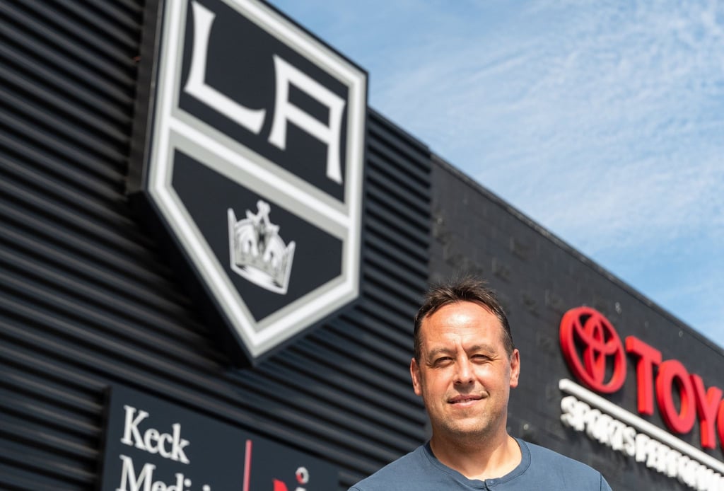 Eishockey-Trainer Marco Sturm steht vor der Trainingshalle der Los Angeles Kings.