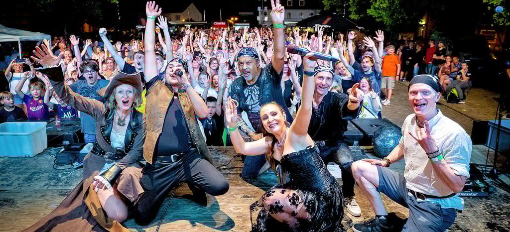 Die „Cover Piraten“ sorgten beim Stadtfest für beste Stimmung auf dem Platz des Friedens und die bisher größte Party des Jahres in Gommern. Mit einer mitreißenden Show - inklusive riesiger Polonaise - zogen sie das Publikum schnell in ihren Bann. Sie wurden erst nach einer Zugabe von der Bühne entlassen.