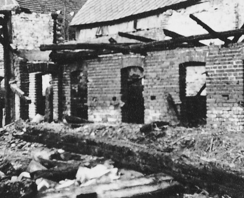 Die noch stehende Wand des abgebrannten Schweinestalls. 