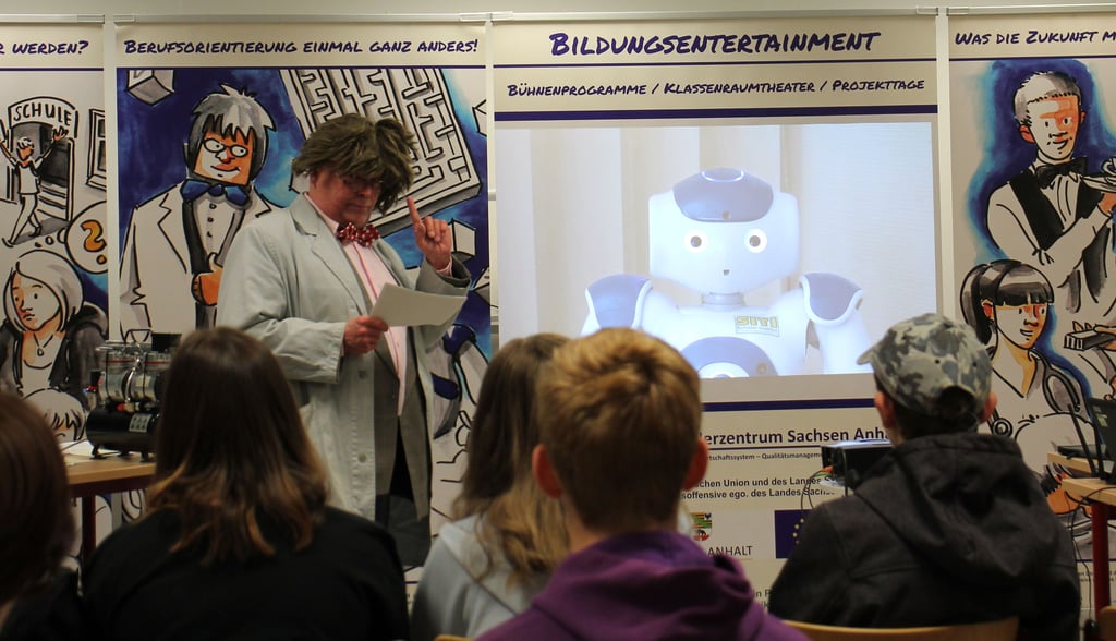 Wissenschaftler "Professor Altklug" erörterte mit Roboter "SIT" zusammen, worum es bei der Berufswahl geht.