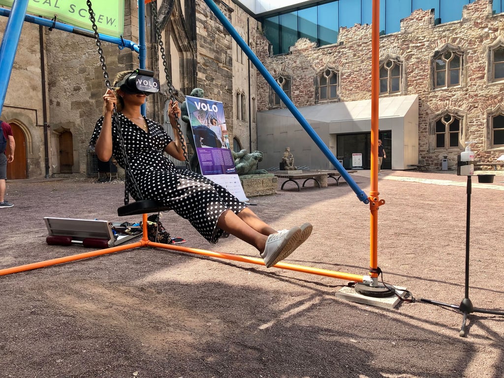 Shauna Shanmugan probiert beim Silbersalz-Festival den Flugsimulator im Hof der Moritzburg aus.