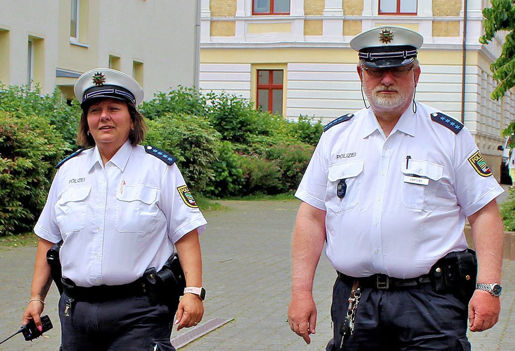 Simone Baumbach und ihr Kollege Peter Hartling, die Regionalbereichsbeamten der Polizei, in Oschersleben auf „Streife“. Die Beiden sind auch ein Stück weit Sozialarbeiter.