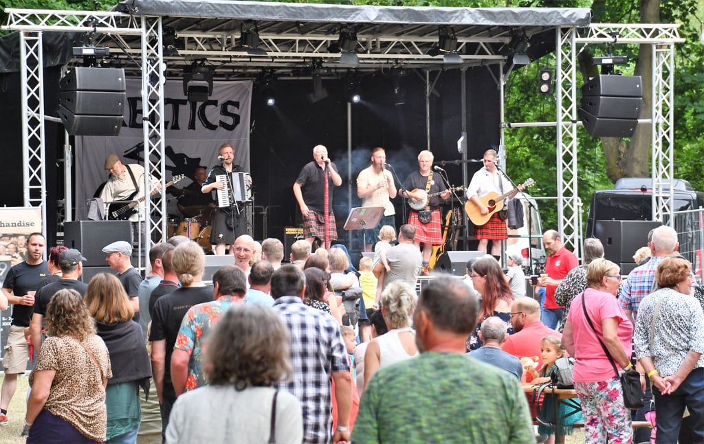 Die sieben Musiker der beliebten Irish Folk Rock Band “ The Keltics“ aus Celle begeisterten mit ihren Songs am Eröffungsabend das Publikum.