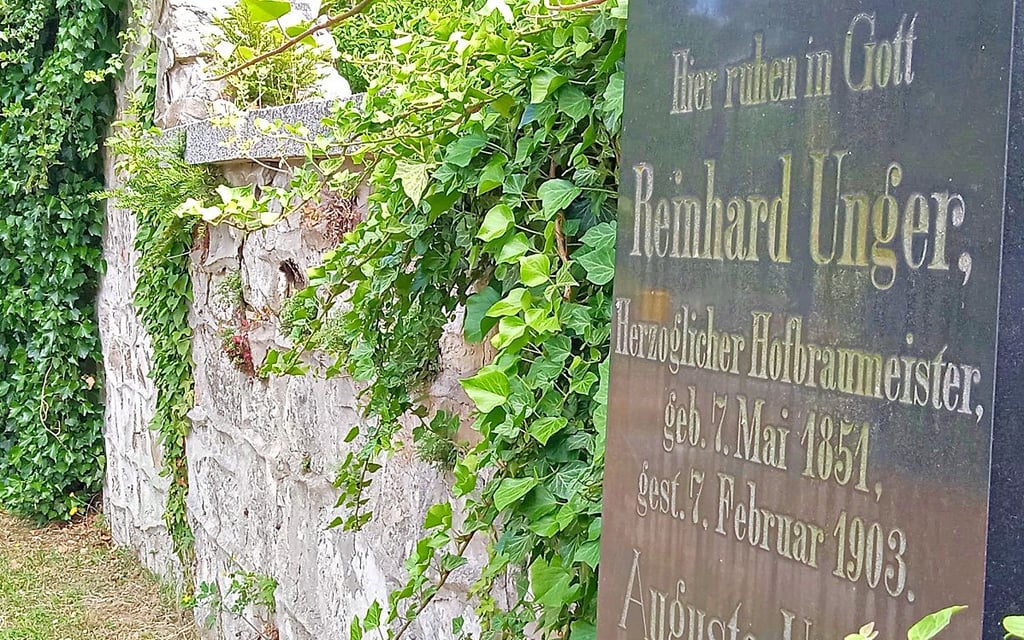 Namen auf Grabsteinen können Stadtgeschichte erzählen. Auf dem Ballenstedter Friedhof sollen sie künftig besser erforscht werden.