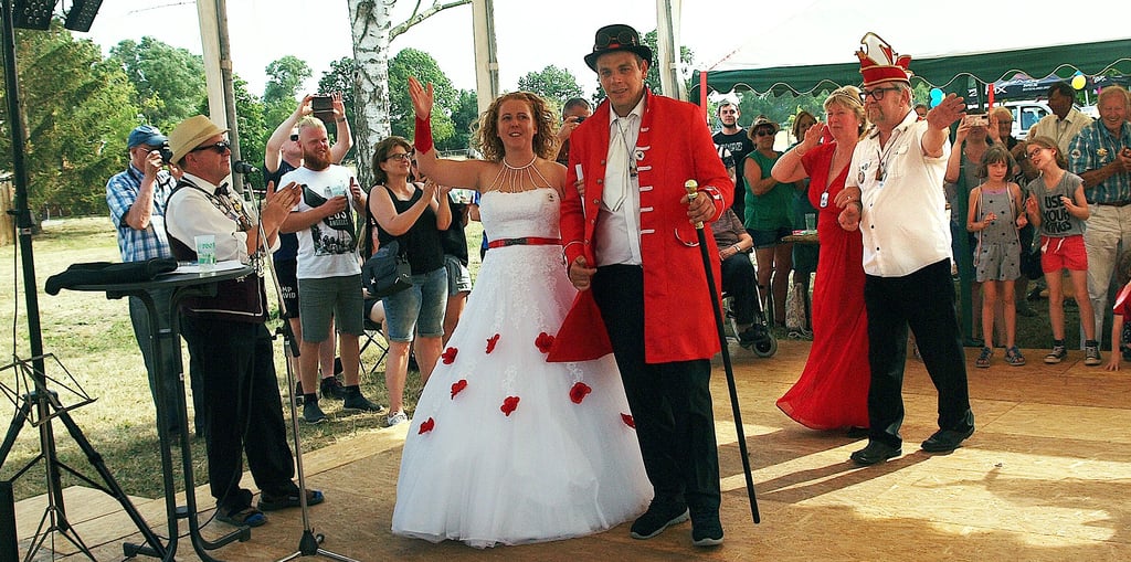 Den Karnevalszug im Sommer anlässlich der 700-Jahrfeier in Kraatz führten das Prinzenpaar Christin und Christian Hinze und das Silberprinzenpaar Piltz an.