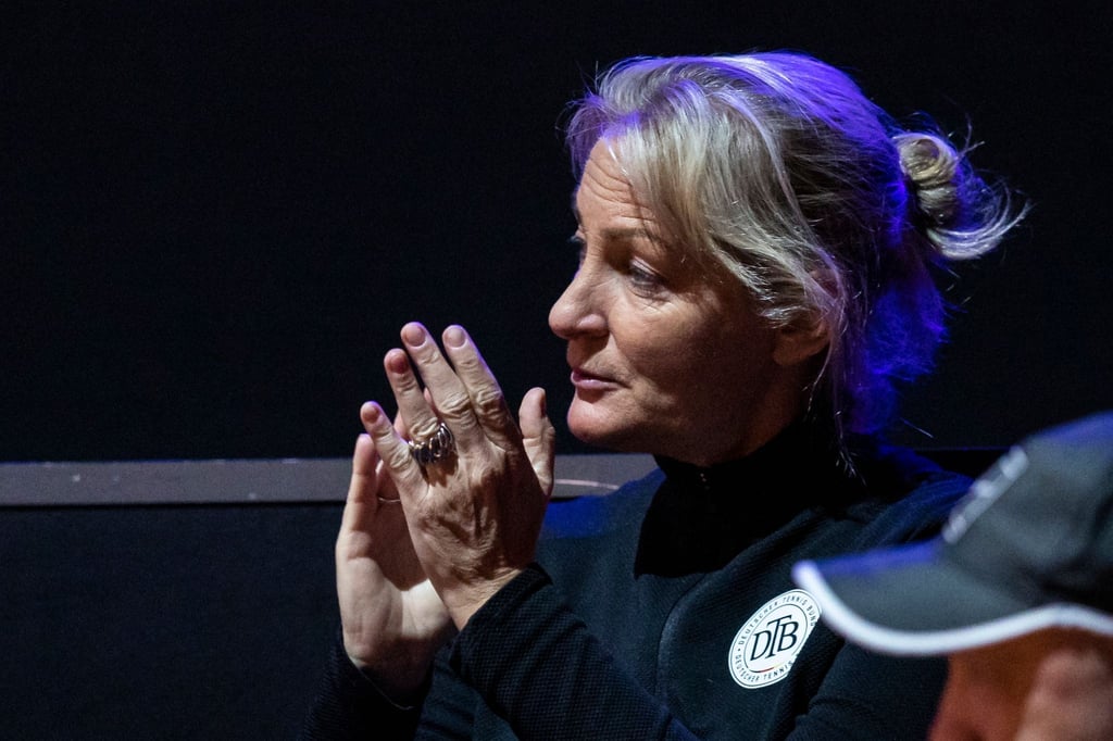 Die Bundestrainerin der deutschen Tennis-Damen, Barbara Rittner, schaut sich ein Spiel an.