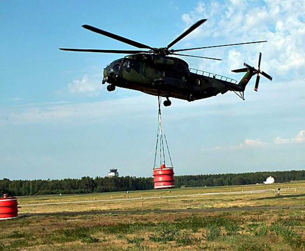 Holzdorfer Hubschrauber mit Löschbehälter