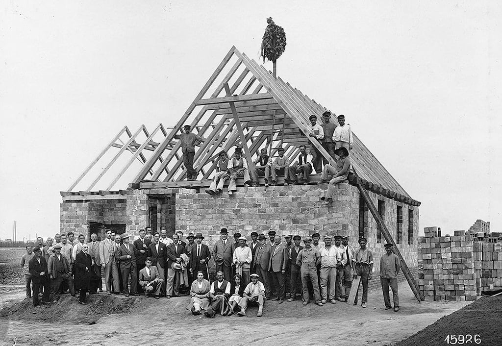 Historisches Foto vom ersten Richtfest (1932) für die Siedlung in Magdeburg-Hopfengarten.