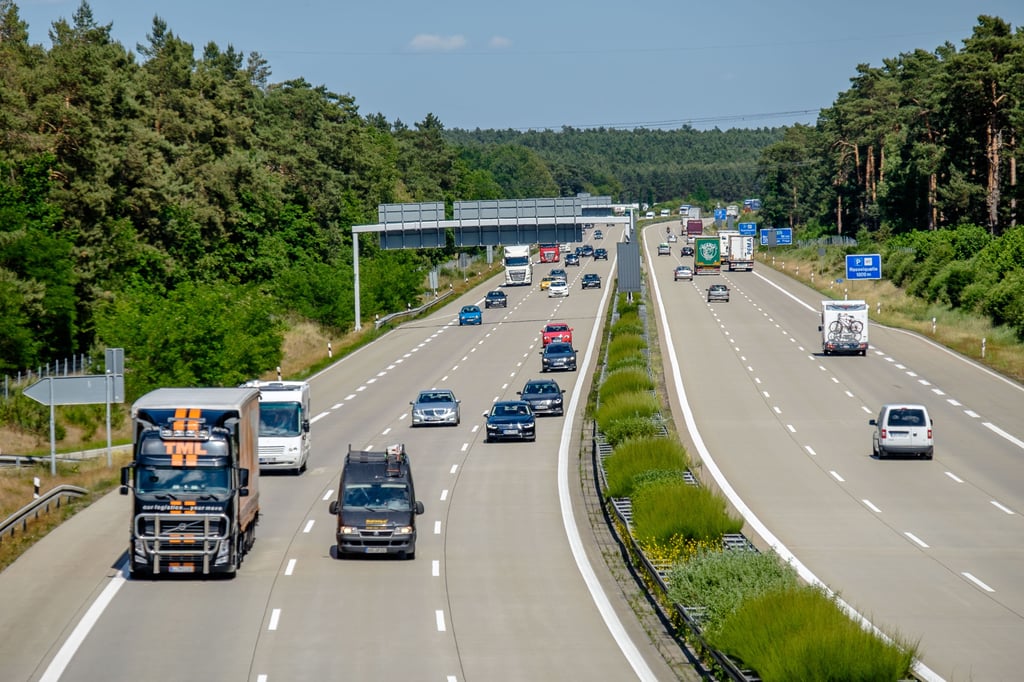 Die Hitze hat zu Schäden an der Autobahn 9 in Sachsen-Anhalt beigetragen.