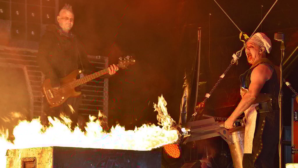 „Feuer frei!" heißt es mit dem Fall des schwarzen Vorhangs. Mit donnerndem Sound beginnt das Konzert. René Anlauff hantiert mit einem Flammenwerfer auf der Bühne im Calvörder Grieps. Hunderte Konzertbesucher genießen das laute Spektakel.