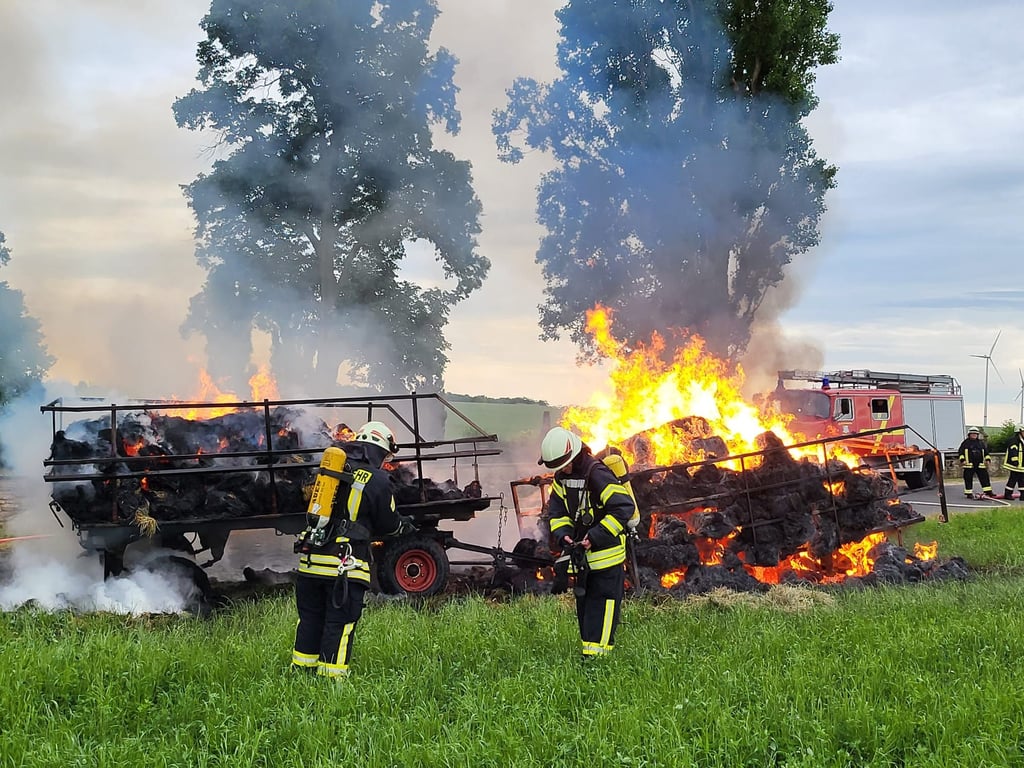In Mahlen bei Keyna, im südlichen Burgenlandkreis, haben zwei Anhänger mit Stroh gebrannt.