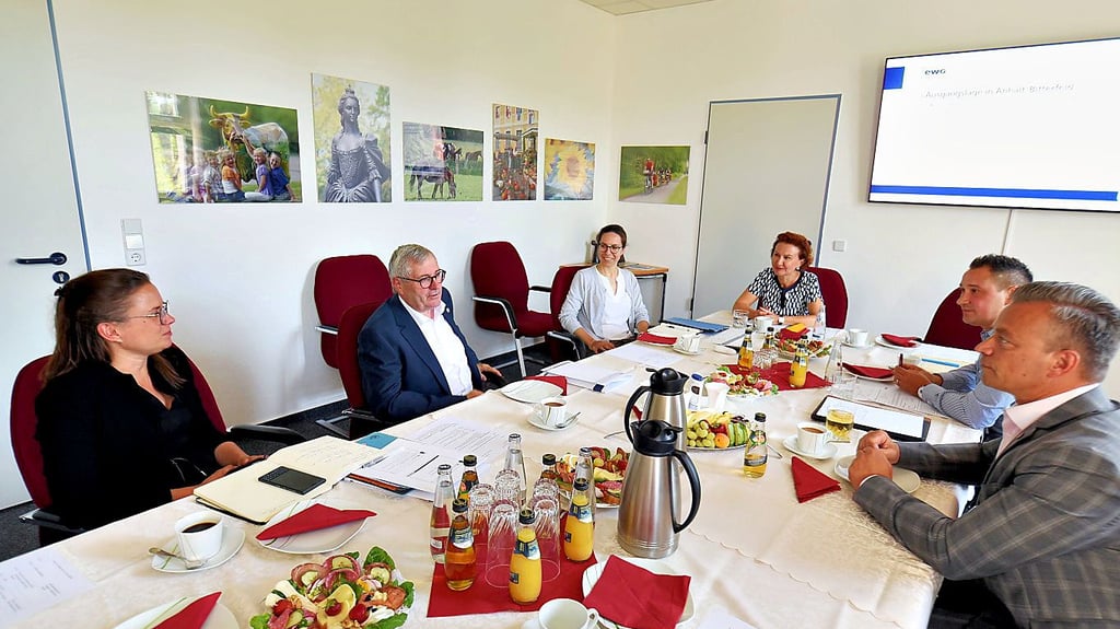  Landrat Andy Grabner (re.) hat Staatssekretär Jürgen Ude (2.v.li.) zum Gespräch über Projekte des Strukturstärkungsgesetzes empfangen. 