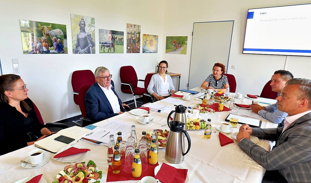 Landrat Andy Grabner (re.) hat Staatssekretär Jürgen Ude (2.v.li.) zum Gespräch über Projekte des Strukturstärkungsgesetzes empfangen.