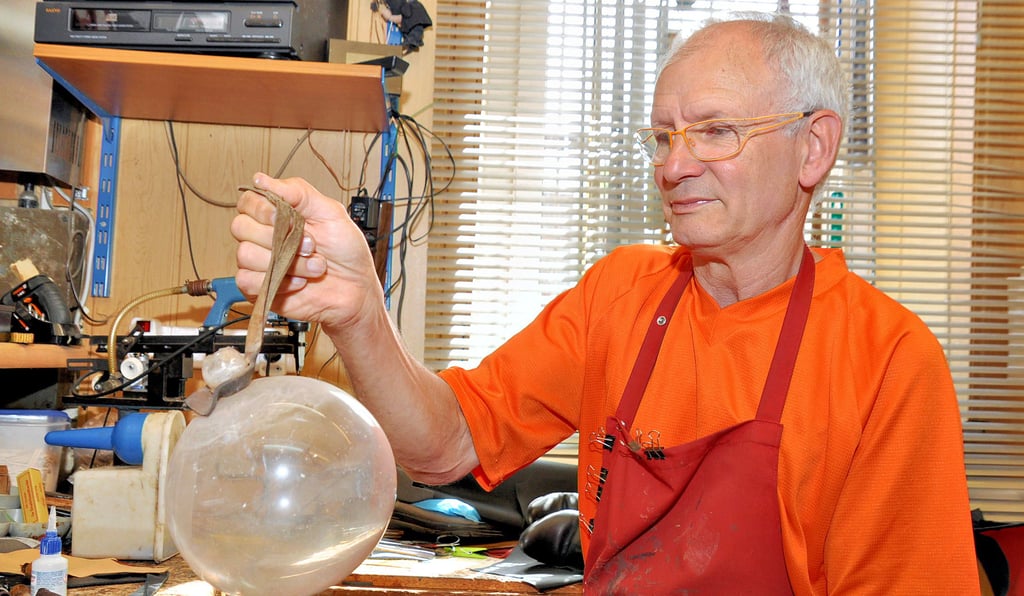 Schuhmachermeister Eckhard Rohr zeigt in seiner Werkstatt eine etwa 100 Jahre alt Schusterkugel.