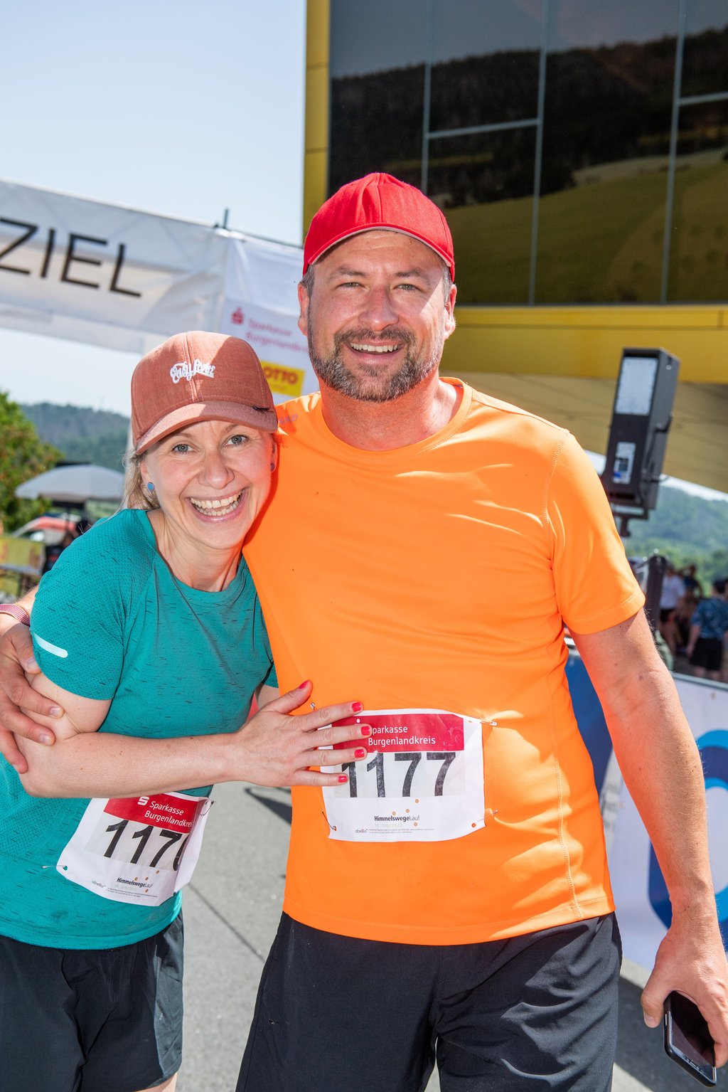 Trotz der Halbmarathon-Anstrengungen mit einem Lächeln im Ziel: Claudia Zopf und Patrick Cebulla vom Team „Einwandfrey“ aus Freyburg.