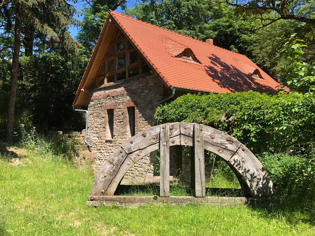 Die Ölmühle in Elben brannte 2017 beinahe ab. Besitzer Dirk Jangel saniert sie seitdem und baut sie wieder auf.