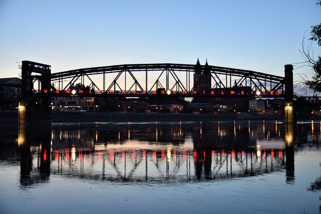 Die Hubbrücke in Magdeburg. Eine Brückenprüfung hat nun Ergebnisse zur Sicherheit geliefert.