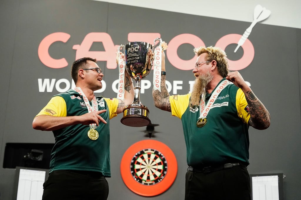 Überraschungssieger: Die Australier Simon Whitlock (r) und Damon Heta halten den Siegerpokal in den Händen.