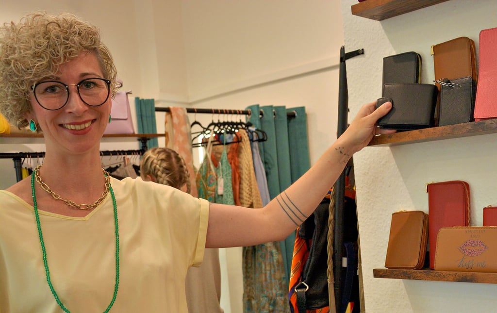 Katharina Neuber in ihrer kleinen Modeboutique Aura in Halberstadts Altstadt. Hier gibt es ganz im Sinne der Nachhaltigkeit Geldbörsen, die aus Lederresten gefertigte Unikate sind.