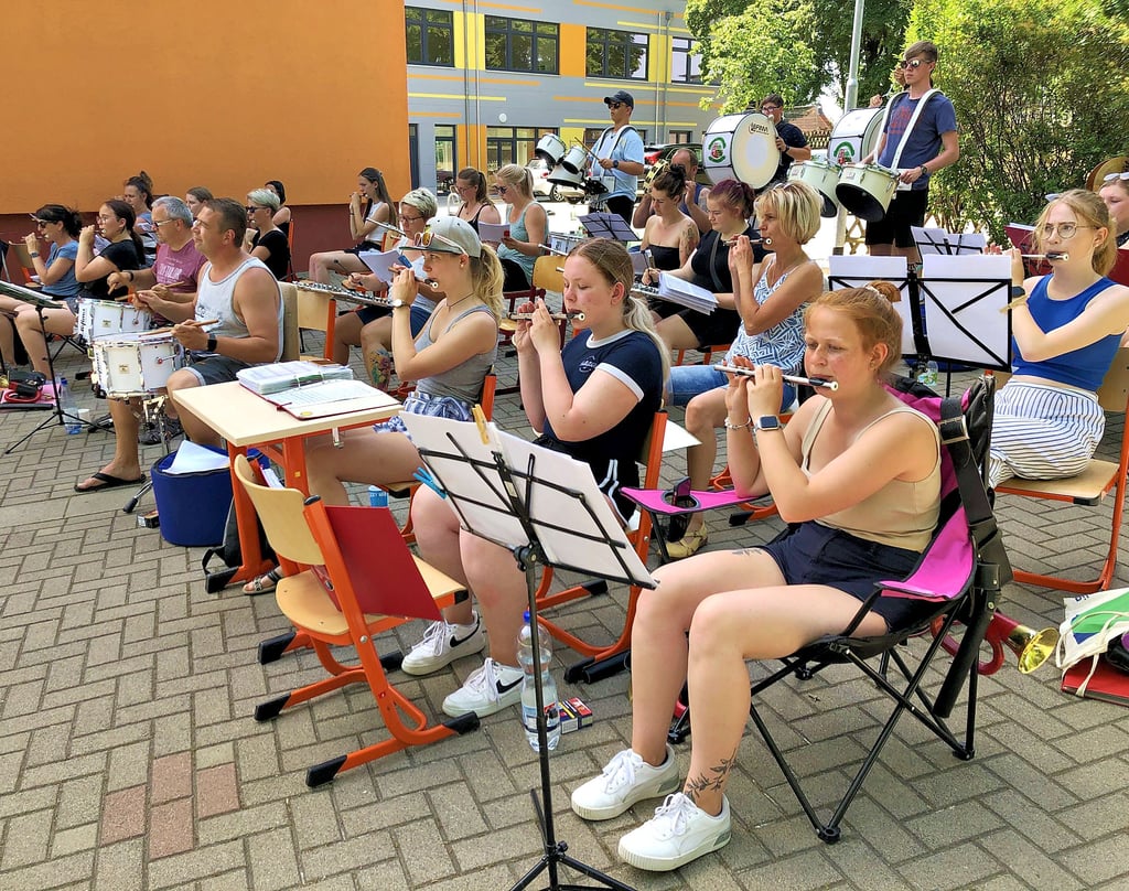 Probe unter freiem Himmel auf dem Schulhof: Jeder Ton muss perfekt sitzen.