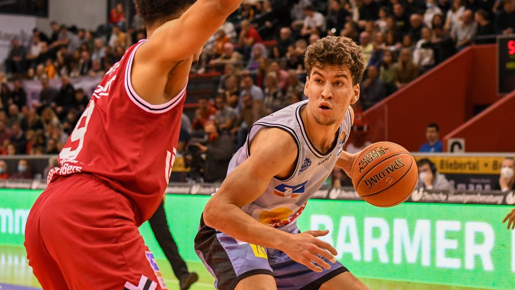 Aleksa Kovacevic (r.) hat beim Syntainic MBC unterschrieben.