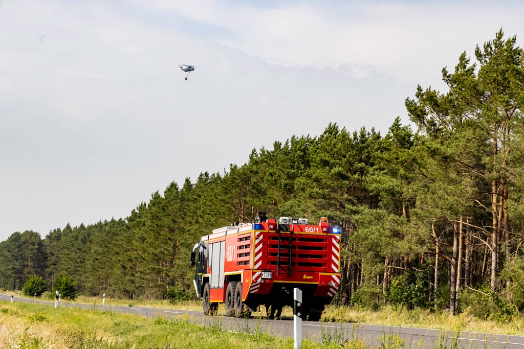 Im Kampf gegen zwei große Waldbrände in Brandenburg hat starker Regen am frühen Montagmorgen für deutliche Entlastung gesorgt.