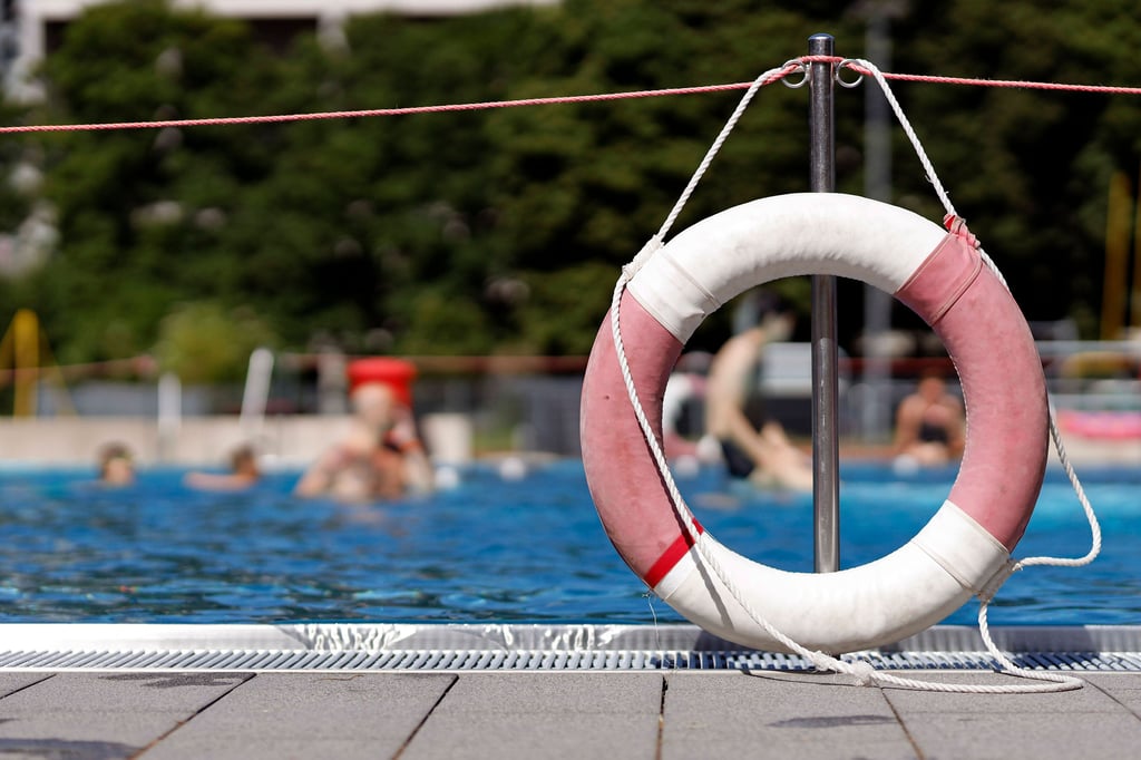 In einem Berliner Freibad ist es am Sonntag zu einer Schlägerei gekommen.