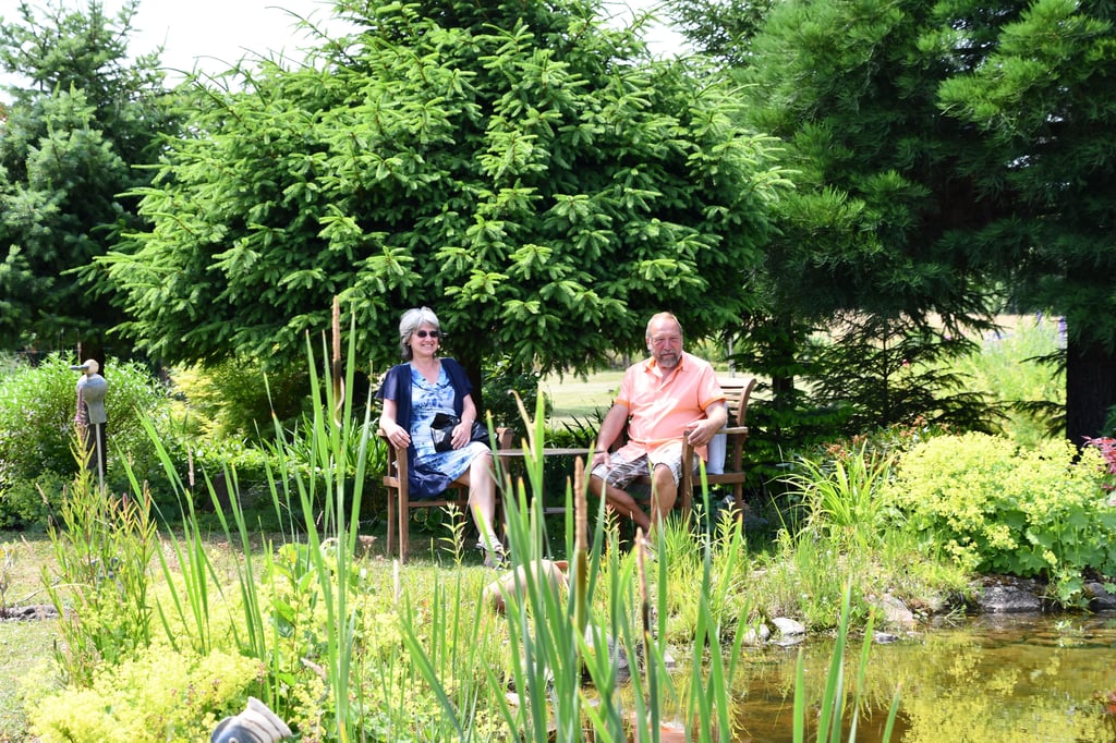 Offene Gärten in Ipse. Vom Bauerhof zur grünen Oase heißt es im Gartenparadies von Familie Ziegelski. Herbert und Ines Müscher aus Altensalzwedel waren begeistert.