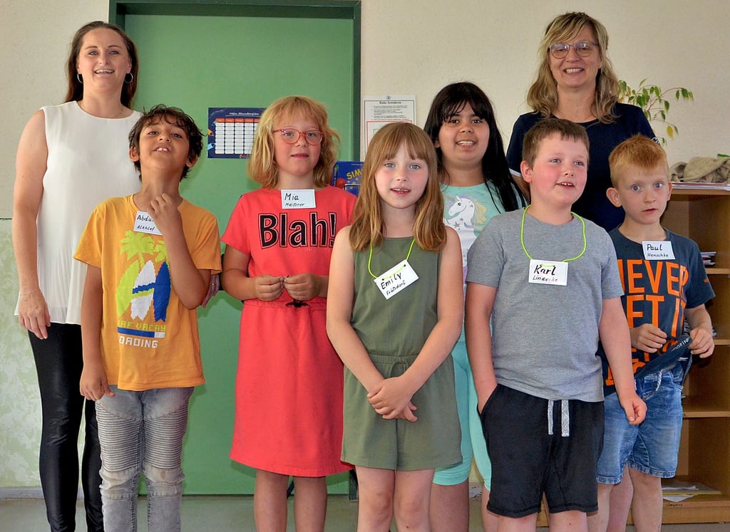 Pädagogin Steffi Petratschek (links) und die Musiklehrerin der Grundschule, Sabine Wannagas (rechts), und die Kinder der 1. bis 4. Klasse der Dr.-Tolberg-Grundschule.