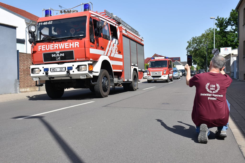 In langer Kolonne rollten am Sonnabend Feuerwehrfahreuge durch den Osten von Magdeburg. Ein Gruß zum Geburstag der Freiwilligen Feuerwehr Prester, die nunmehr seit 130 Jahren besteht.