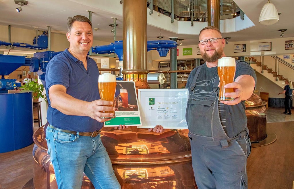 Braumeister Andreas Schütte (re.) und Brauhaus-Inhaber Tobias Gröger stoßen mit ihrem preisgekrönten Weizen an.