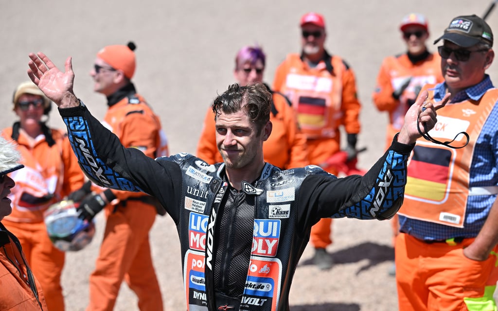 Marcel Schrötter bedankt sich am Sachsenring bei den Fans.