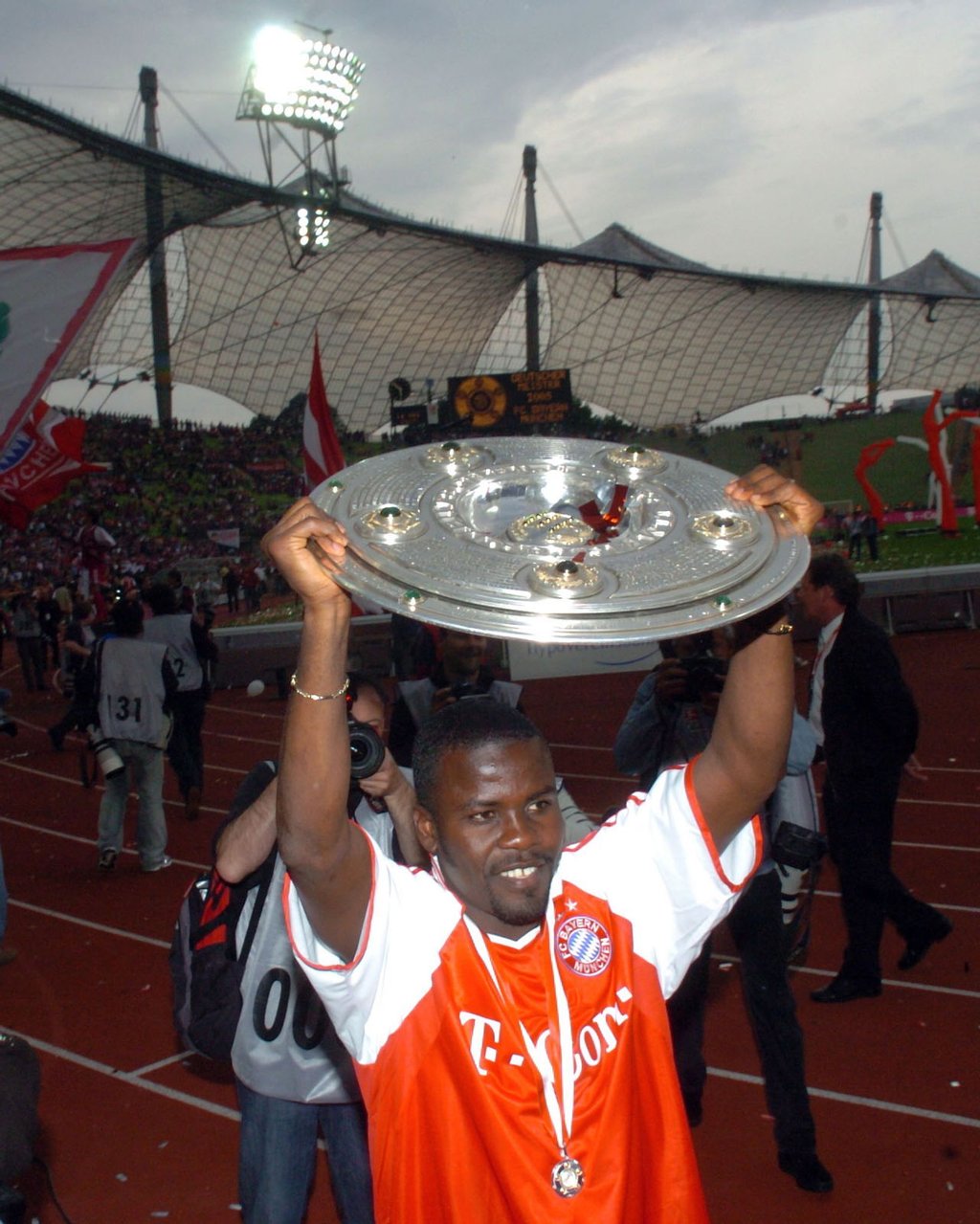 Bayern Münchens ghanaischer Abwehrspieler Samuel Kuffour stemmt 2005 die Meisterschale in die Höhe.