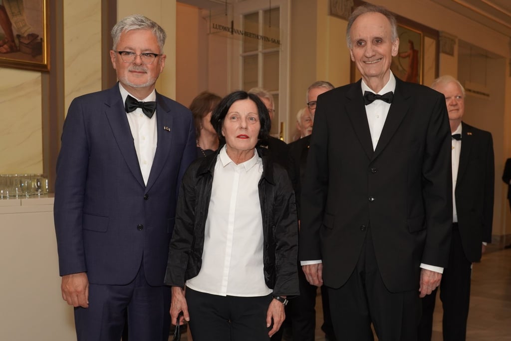 Der Historiker Christopher Clarke (l-r), die Autorin Herta Müller und der frühere Museumsleiters Peter Schäfer wurden neu in den Orden Pour le mérite aufgenommen.