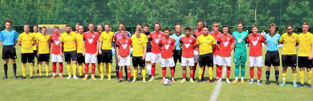 Vor dem Anpfiff der Partie zwischen Stedten (gelb) und dem HFC stellten sich die Spieler beider Teams zum Erinnerungsfoto auf.