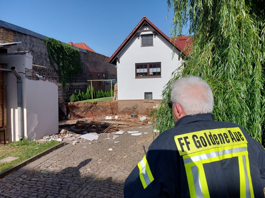 Ein Feuerwehrmann blickt auf den Krater.